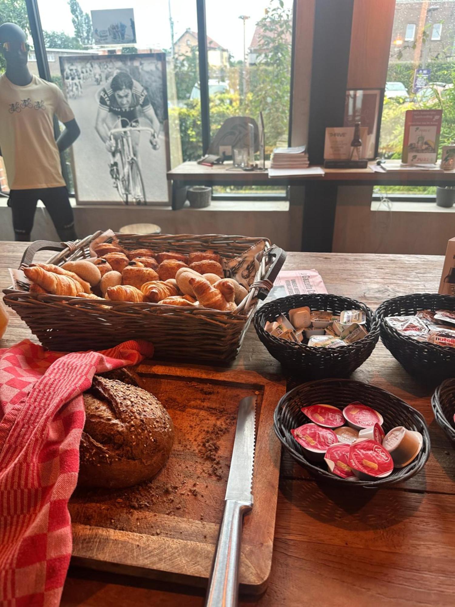 فندق Cafe Coureur بورغلون المظهر الخارجي الصورة