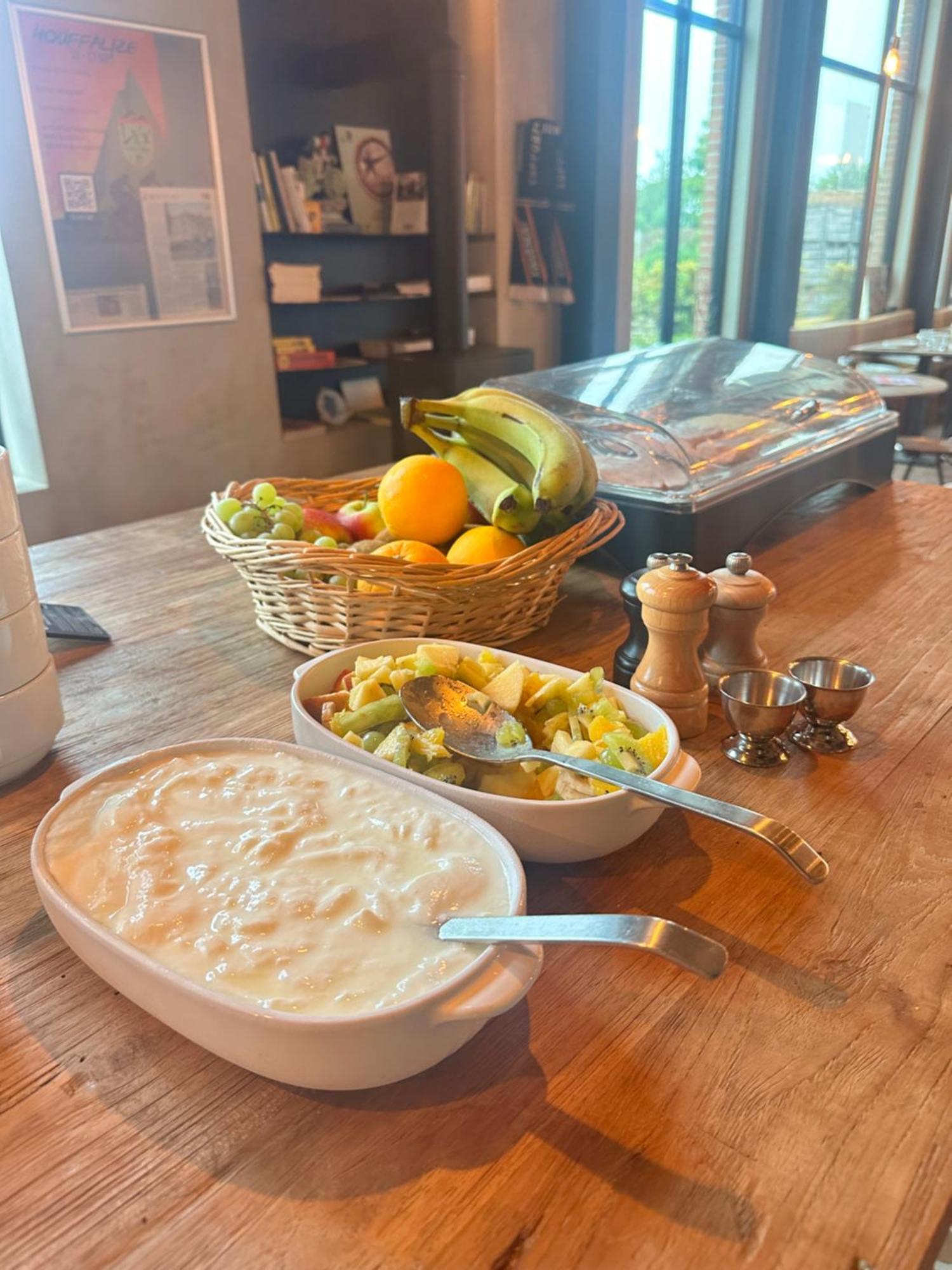 فندق Cafe Coureur بورغلون المظهر الخارجي الصورة