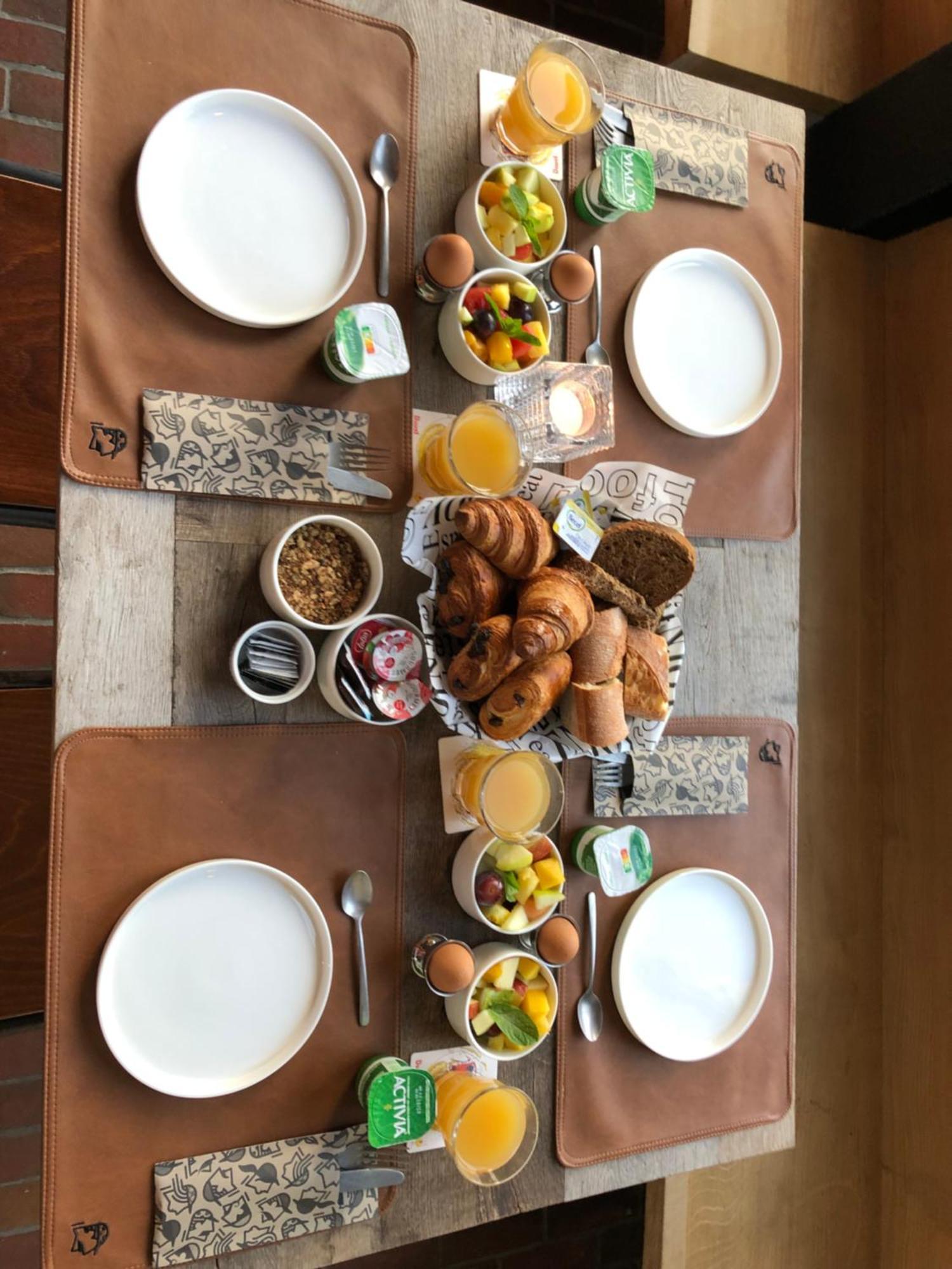 فندق Cafe Coureur بورغلون المظهر الخارجي الصورة